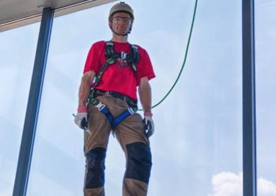 mann med fallsikringsutstyr