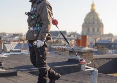 faste systemer sikrer mann som jobber